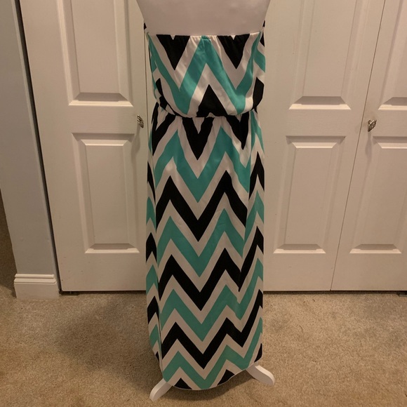 Chevron Maxi Dress - Picture 3 of 8